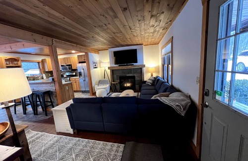 Little Valley Cabin | ❤⛷❄❤NEW! ☃⛷❄ Creekside Cabin-10 mins to EVL