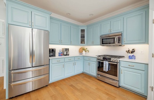 Bracey House | New! Family time. Hot Tub, Pool Table, Firepit, Dock, Kayaks. Screened Porch