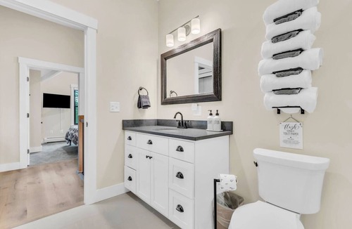 Bethel House | New Lux Chalet! Game Rm! Hot Tub! Views! Sleeps 12