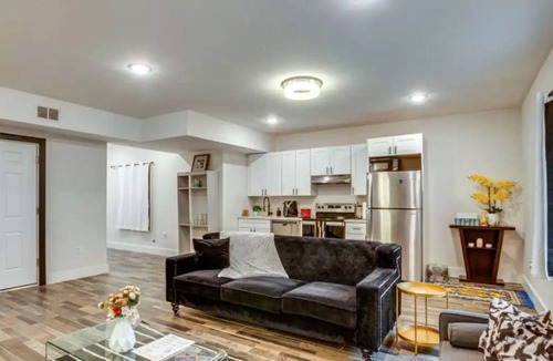 West Side Condo | New Luxury 1Bdr Apt. Free Parking & Private Backyard