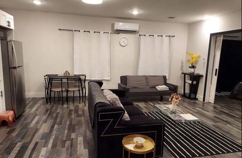 West Side Condo | New Luxury 1Bdr Apt. Free Parking & Private Backyard