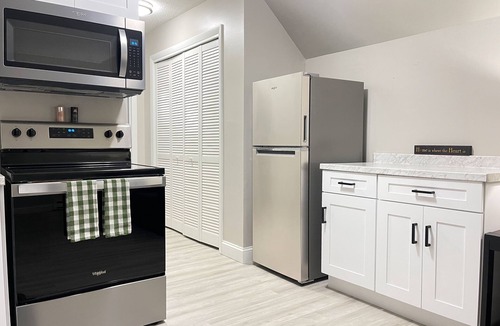 West Lebanon Apartment | NEW - Mins To DHMC/Hanover - Full Kitchen - Pet Friendly -Queen Size Bed