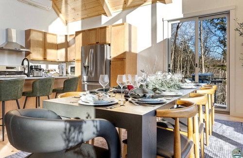 Sunday River Area Ski Chalet | New.Minutes from Slopes.Firepit.2-Fireplaces.Hot Tub.Sauna.Rec Room.Bunk Room
