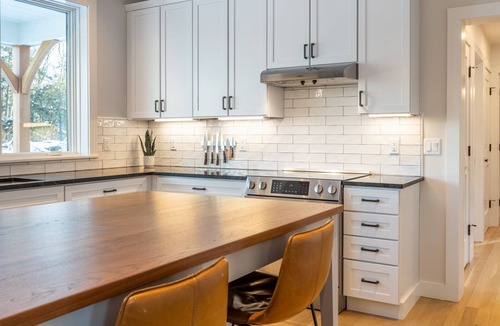Moscow House | New Modern Farmhouse: 4 private acres, 360º Mtn View, Btwn Mtn & Village