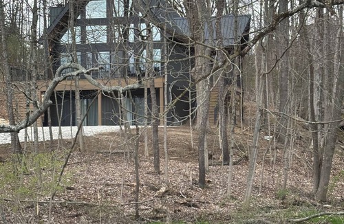 Howard Cabin | NEW Modern luxury 4-bedroom Aframe with WiFi and HOT TUB in Howard