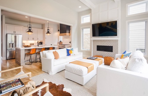 Cleveland Park House | New Private Heated Pool-Firepit-Close to Broadway-Rooftop Skyline Views-Murals