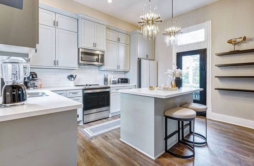 San Jacinto House | New Sandpiper House 1906 Era & Boutique Venue - Heated Pool/Spa