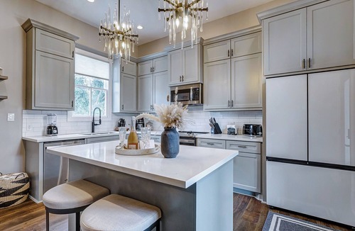 San Jacinto House | New Sandpiper House 1906 Era & Boutique Venue - Heated Pool/Spa
