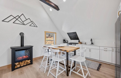 Ellicottville Ski Chalet | New & Stunning Chalet!⛷ A+ Reno, Hot-Tub, Barrel Sauna, Slope Views, Fire Pit🔥