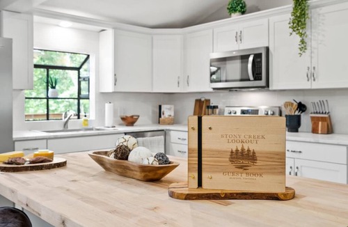 Elkton Cabin | NEW STUNNING VIEW OVERLOOK MASSANUTTEN with HOT TUB and Adjoin SHEN NATL PARK!