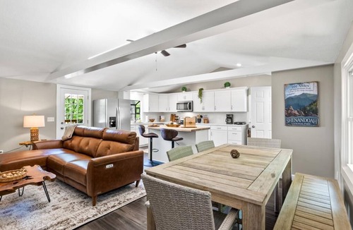 Elkton Cabin | NEW STUNNING VIEW OVERLOOK MASSANUTTEN with HOT TUB and Adjoin SHEN NATL PARK!
