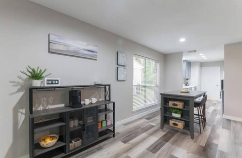 Panther Creek House | Newly furnished 1 story + Office Desk in Woodlands
