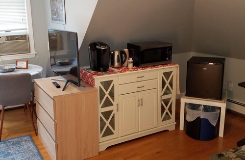 Watertown Apartment | Newly refurbished, Sunny bright In-law suite.15 minute easy drive to Boston