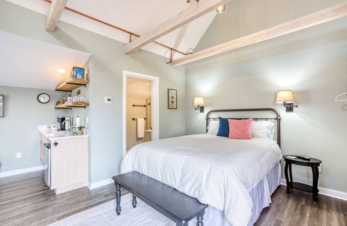 Seaside House | Newly Remodeled Inn Studios and Suite Near the Beach!