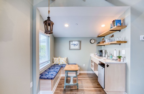 Seaside House | Newly Remodeled Inn Studios and Suite Near the Beach!