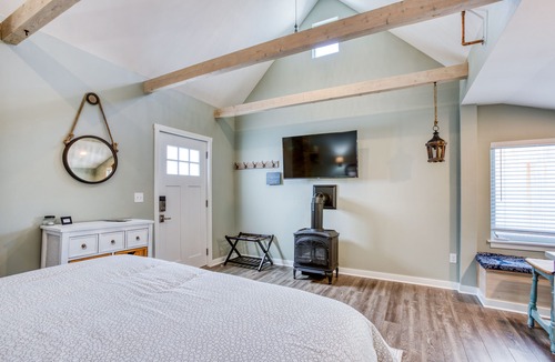 Seaside House | Newly Remodeled Inn Studios and Suite Near the Beach!
