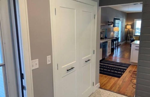 Greenhurst House | newly renovated 2 bath 2 bed on quiet street with lake view