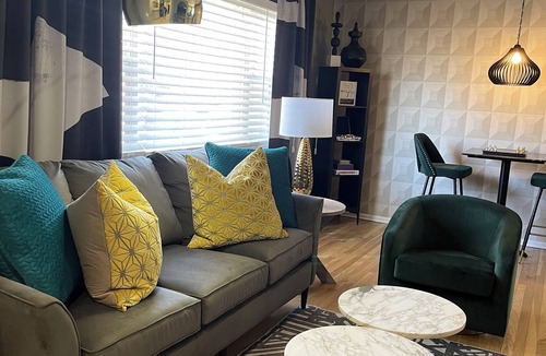 Malverne House | Newly Renovated, modern, cozy home -15 mins away from the airport