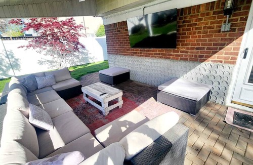 Hicksville House | Newly Stunningly Updated 4-bedroom house in lovely Hicksville with WiFi, AC.