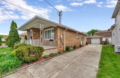 Cheektowaga House | Niagara Falls, Highmark, Buffalo Vacation House