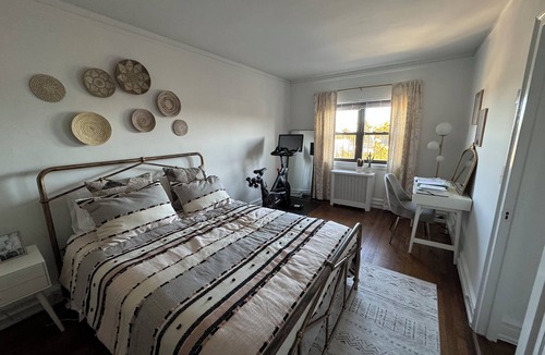 Larchmont Apartment | Nice apartment with WiFi in heart of charming Larchmont