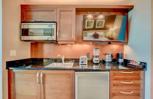 Las Vegas Condo | No Resort Fee ! Strip View Suite - Pools & Valet