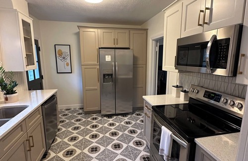 Portsmouth House | nPrivate, wooded, and convenient cottage just blocks from SOMC