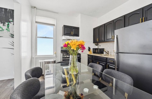 Southeast Yonkers House | NY Prime Luxury Escape with KING Bed and Easy Parking!