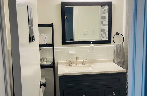 Schuylerville Apartment | NY Private Rm w Daybed, Coworking Lobby Business Traveler Easy Parking, Balcony