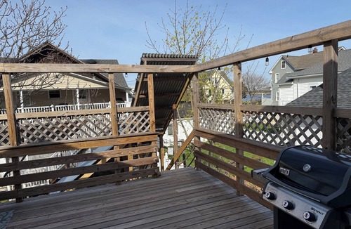 Highlands House | NYC to Zen - Spa Bungalow w/Hot Tub, Gym - Walk to the Beach + Ferry Access