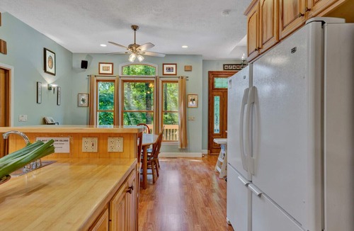 Westlake Corner House | O'Neill's Getaway - Sleeps 14! Pet-Friendly - Meditation Garden - Pool Table