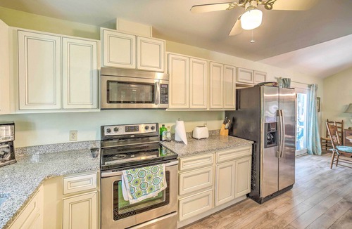 Long Beach House | Oak Island Home w/Yard < 1 Mi to the Beach!
