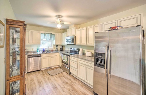 Long Beach House | Oak Island Home w/Yard < 1 Mi to the Beach!