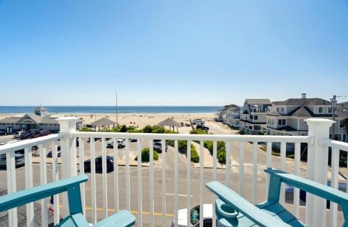 Hampton Apartment | Ocean Views Newly Renovated Private Balcony