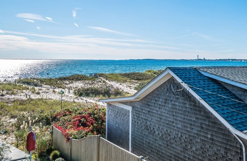 North Truro Apartment | Oceanfront escape with full kitchen, bay-view balcony, AC & firepit