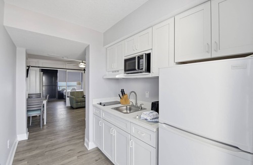 Ormond Shores Apartment | Oceanfront Studio | Steps to Sand & Pool + Balcony