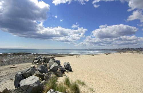 Hampton Apartment | Oceanside Room at North Beach Motel! Pet Friendly!