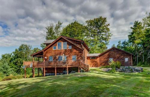 Whitefield House | OE Beautiful modern log home on 17 acres private views fire pit Ping Pong AC