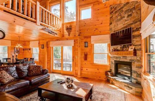 Whitefield House | OE Beautiful modern log home on 17 acres private views fire pit Ping Pong AC