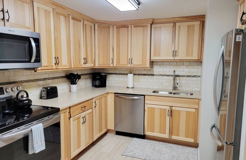Bartlett Condo | Official Seasons RMC Condo 01G - 2 Bedroom + Loft - sleeps 10 - Dog Fees