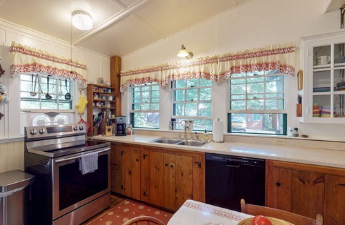 Wolfeboro House | Old Time Family Lodge on Winnipesaukee With Gorgeous Sand Beach