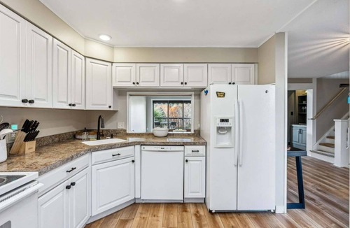 Quechee Condo | On Golf Course, Fireplace, Views! - Landmark 1C