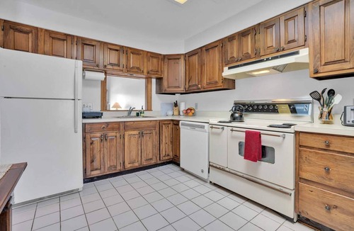 West Hartford Condo | On Golf Course, Sauna, Great Views! - Landmark 1B