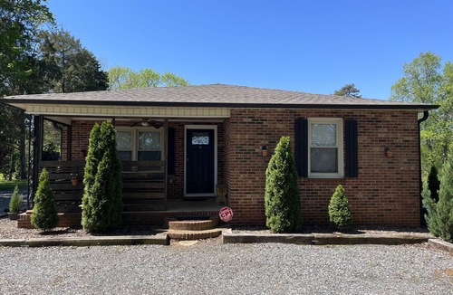 Hickory House | One Bedroom one Bath in a very nice and quiet neighborhood