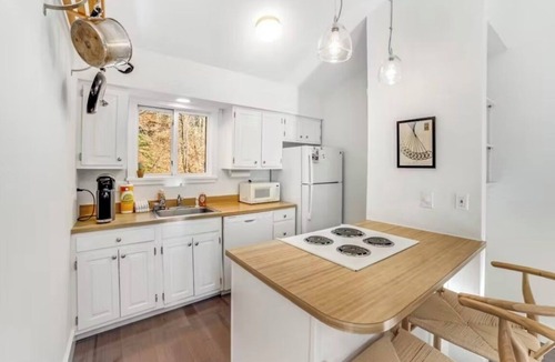 Quechee Condo | OnQ: A condo in Quechee Lakes overlooking the Ottauquechee River