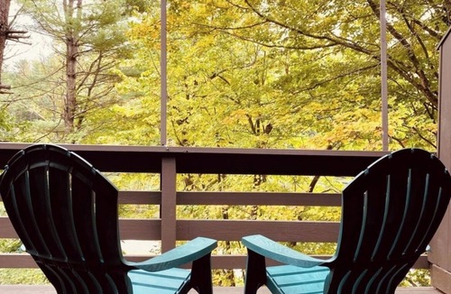 Quechee Condo | OnQ: A condo in Quechee Lakes overlooking the Ottauquechee River