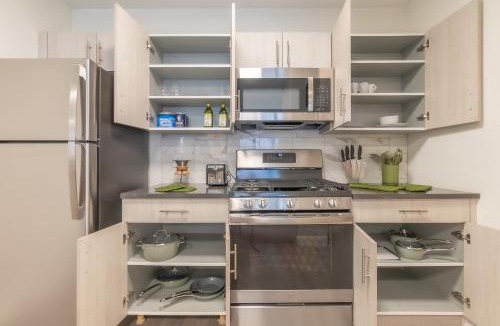 Orange Apartment | Opulence in Olive with Free Parking, 2 BR 2 baths Suite, 5 beds and Sleeps 8