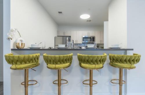 Orange Apartment | Opulence in Olive with Free Parking plus EV Plug, 2 BR 2 baths Suite, 5 beds and Sleeps 8