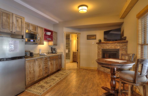 Oquossoc Hotel | Oquossoc Suite #4 | A/C & Fireplace