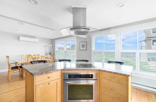 Narragansett House | Panoramic Ocean View, 5 BR, Central Air, 10 minute walk to Scarborough Beach